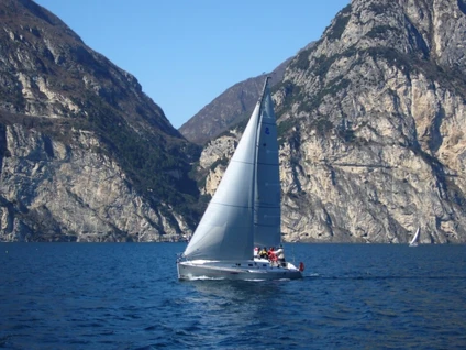 Giro in barca a vela sul Lago di Garda da Peschiera a Sirmione: viaggio unico! 1